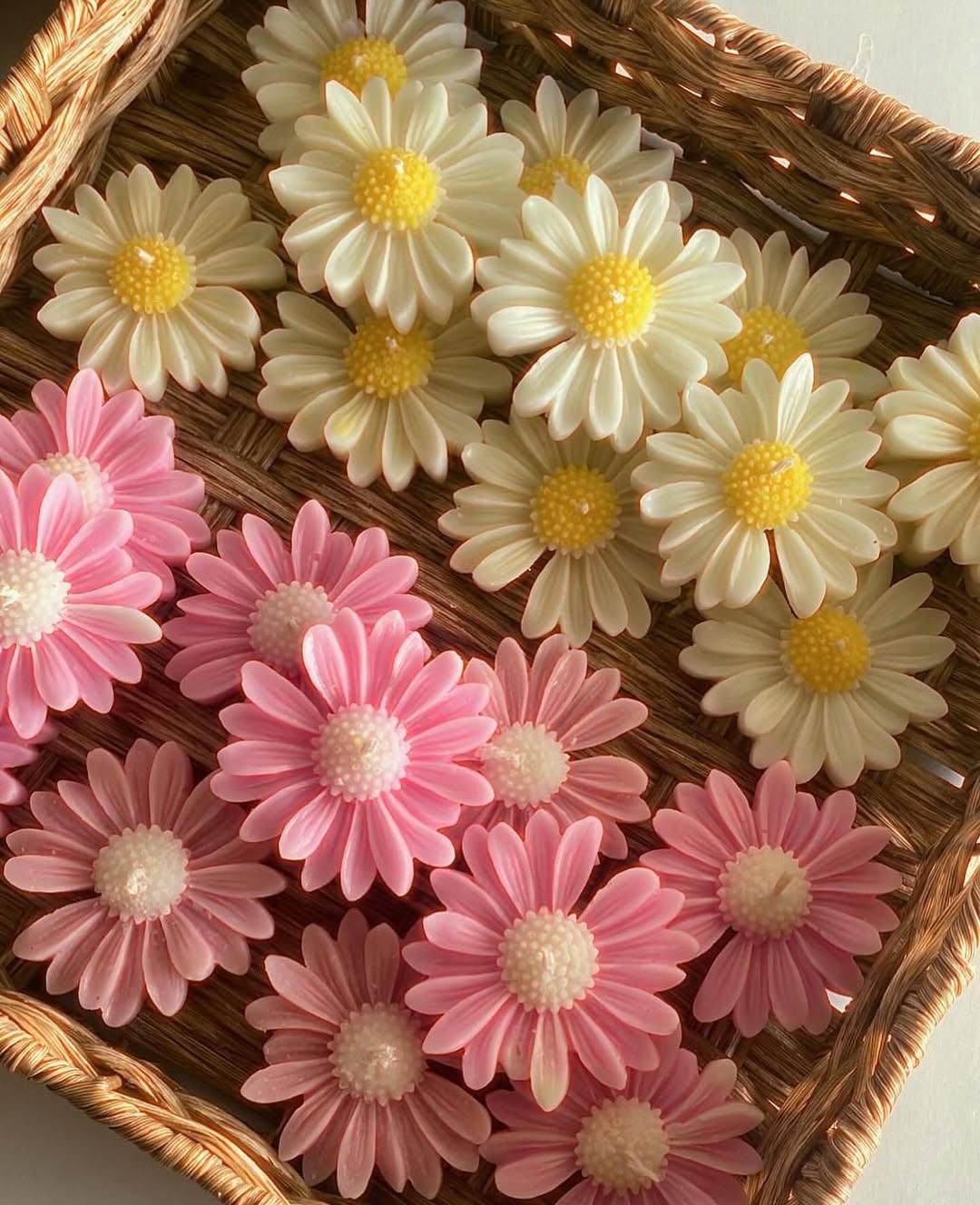 Daisy Flower Candle — Cheerful daisies in soft pink and ivory.